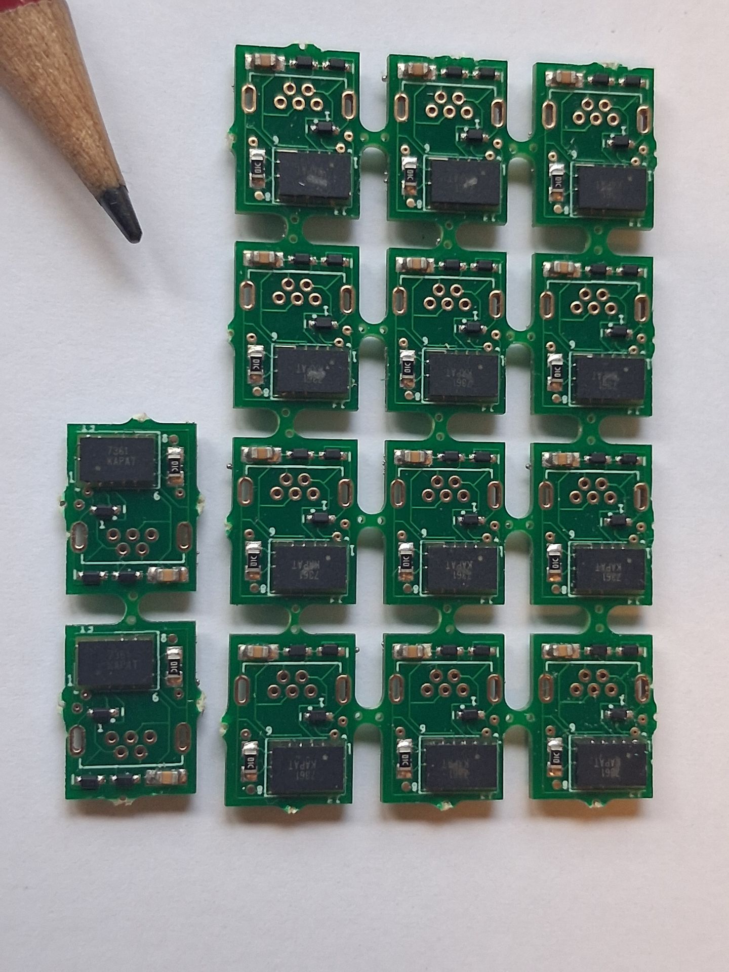 Pcb with LGA14 et 0402 montage Pcb with LGA14 IC