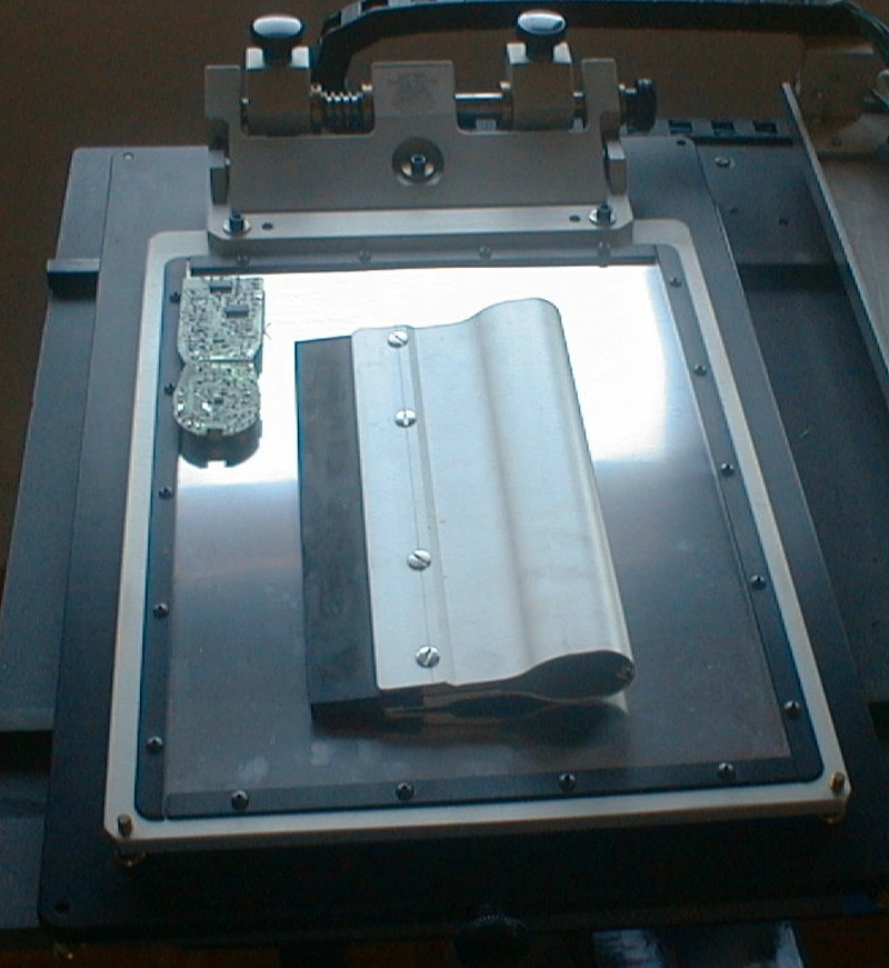 dépose de pâte avec stencil Stencil to deposit paste